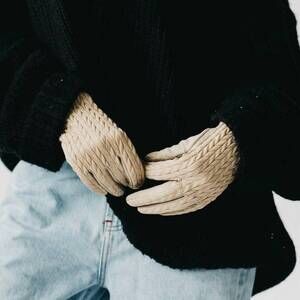 NEW PRETTY SIMPLE women's quilted smart touch gloves in tan